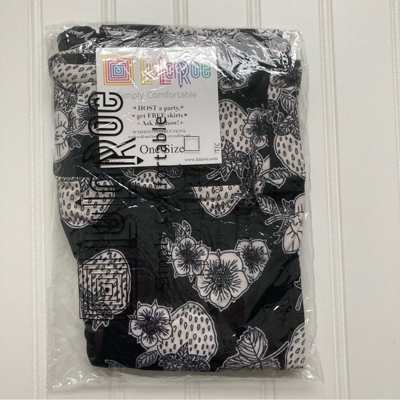 NWT LulaRoe OS Leggings Women’s One Size black white strawberries New LLR - Picture 2 of 2
